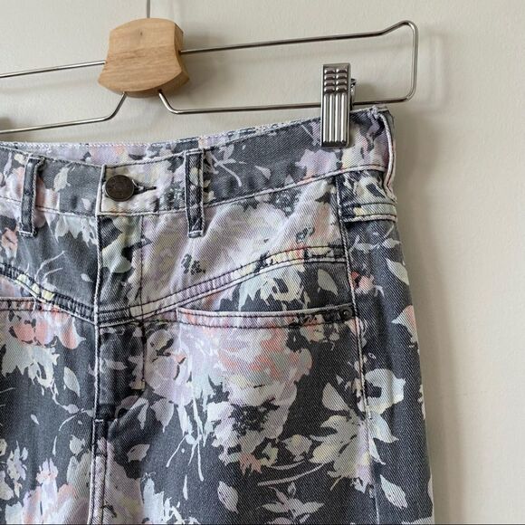 Bdg-Mom Dark Floral High Rise Jeans (Size:24) - Picture 4 of 13